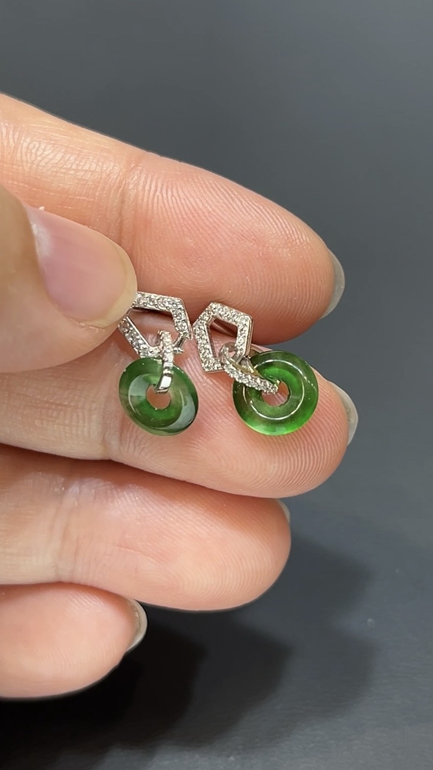 翡翠玉器精選編號#386 靜雅福韻.高色翡翠平安扣耳環 6 翡翠玉器精選編號#386 靜雅福韻.高色翡翠平安扣耳環 - Image 6