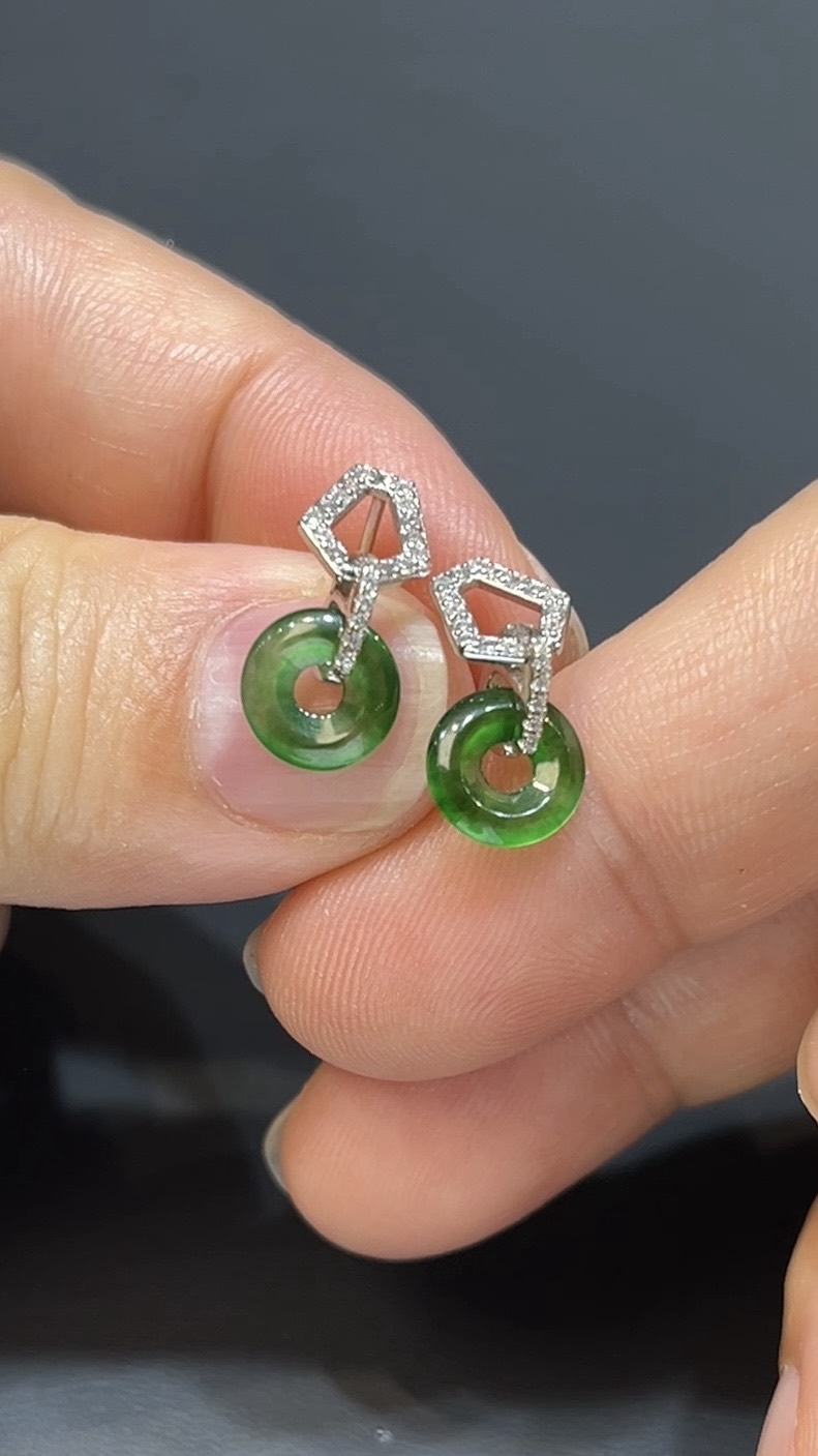 翡翠玉器精選編號#386 靜雅福韻.高色翡翠平安扣耳環 1 翡翠玉器精選編號#386 靜雅福韻.高色翡翠平安扣耳環