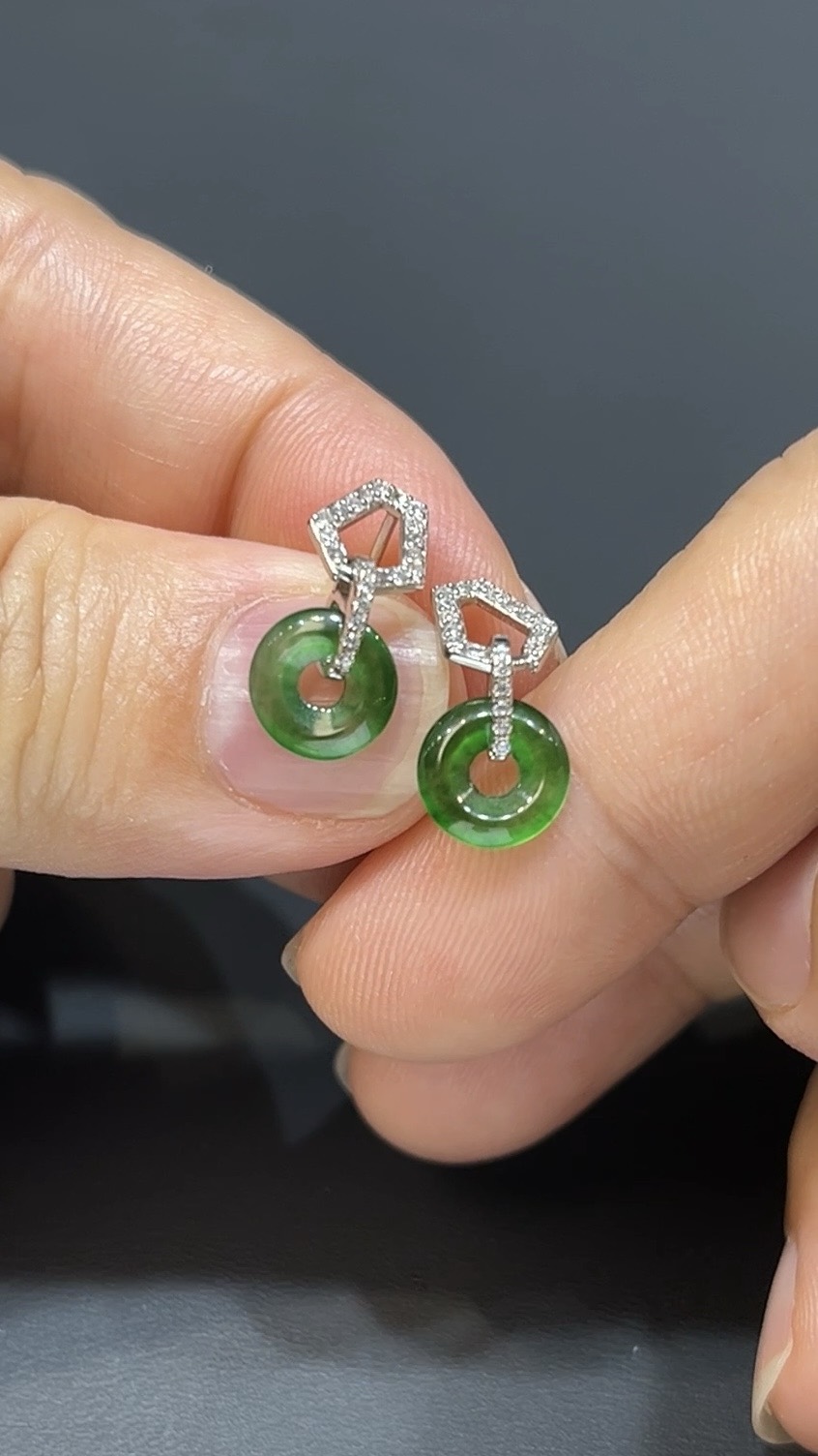 翡翠玉器精選編號#386 靜雅福韻.高色翡翠平安扣耳環 2 翡翠玉器精選編號#386 靜雅福韻.高色翡翠平安扣耳環 - Image 2