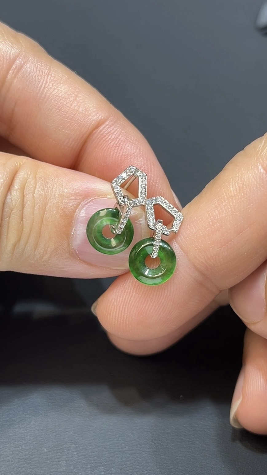 翡翠玉器精選編號#386 靜雅福韻.高色翡翠平安扣耳環 3 翡翠玉器精選編號#386 靜雅福韻.高色翡翠平安扣耳環 - Image 3