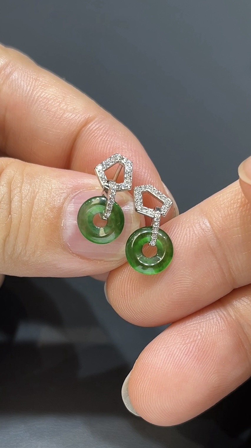 翡翠玉器精選編號#386 靜雅福韻.高色翡翠平安扣耳環 4 翡翠玉器精選編號#386 靜雅福韻.高色翡翠平安扣耳環 - Image 4