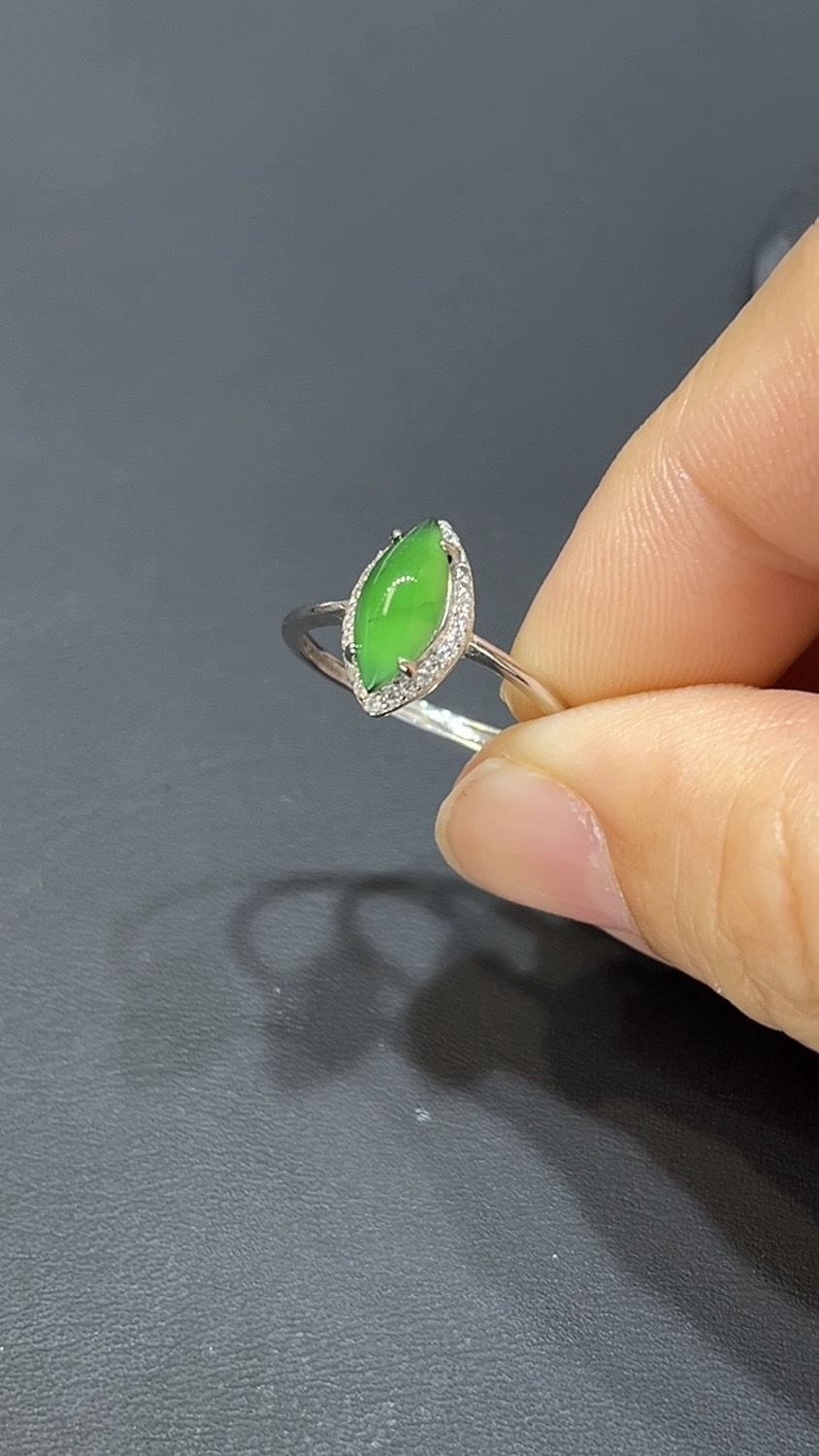 翡翠玉器精選# 390 陽綠之眼.平價雅選 翡翠戒指 3 翡翠玉器精選# 390 陽綠之眼.平價雅選 翡翠戒指 - Image 3