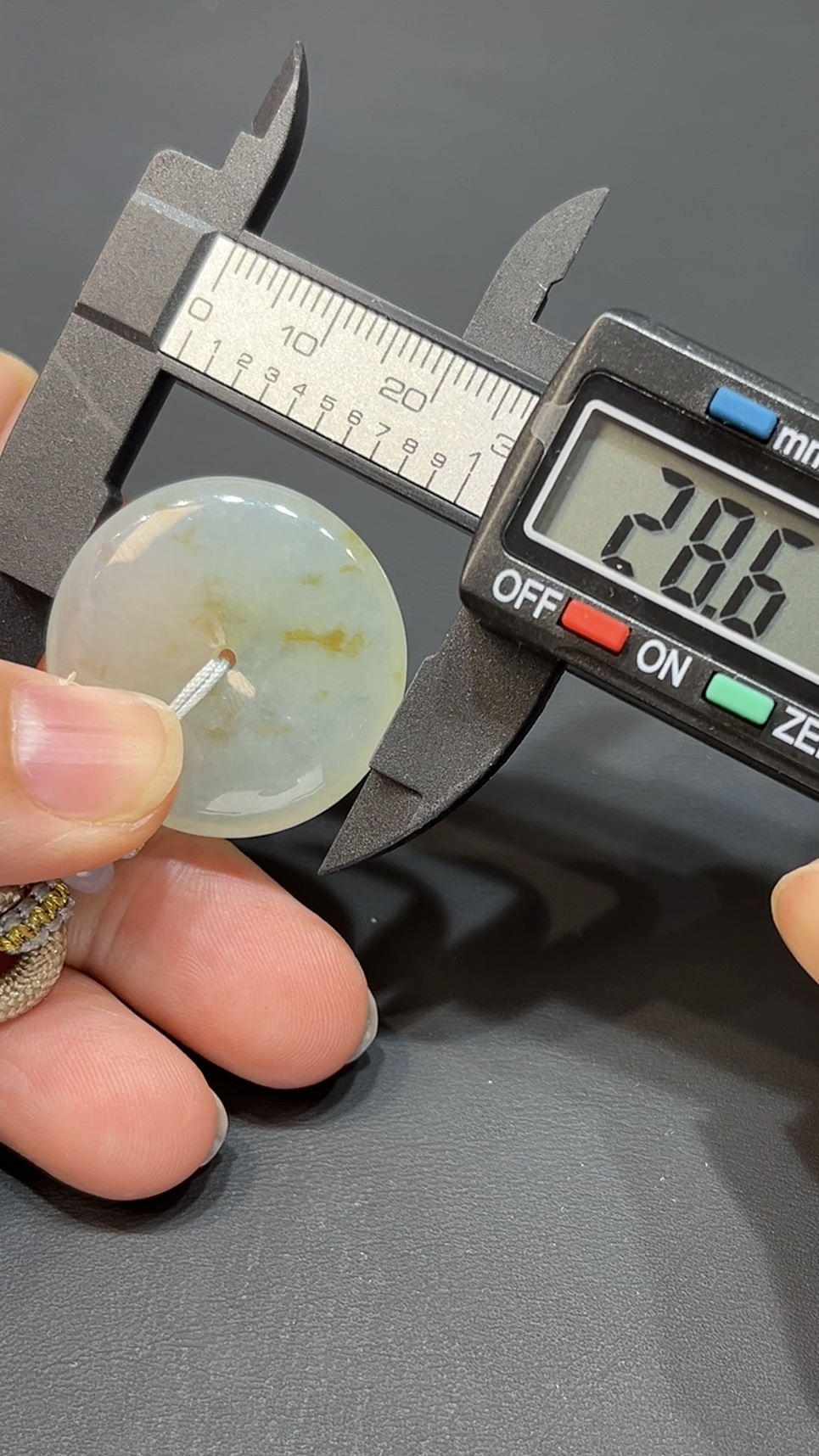 翡翠玉器精選 灑金翡翠平安扣・溫潤黃韻之美 編號#408 3 翡翠玉器精選 灑金翡翠平安扣・溫潤黃韻之美 編號#408 - Image 3