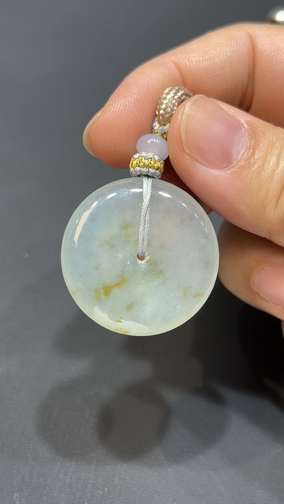 翡翠玉器精選 灑金翡翠平安扣・溫潤黃韻之美 編號#408 1 翡翠玉器精選 灑金翡翠平安扣・溫潤黃韻之美 編號#408