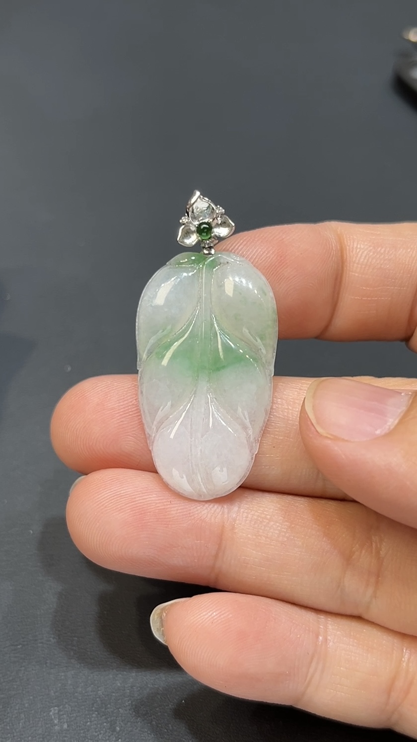 翡翠玉器精選 編號#411 青韻葉影 18K金扣白底青翡翠吊墜 3 翡翠玉器精選 編號#411 青韻葉影 18K金扣白底青翡翠吊墜 - Image 3