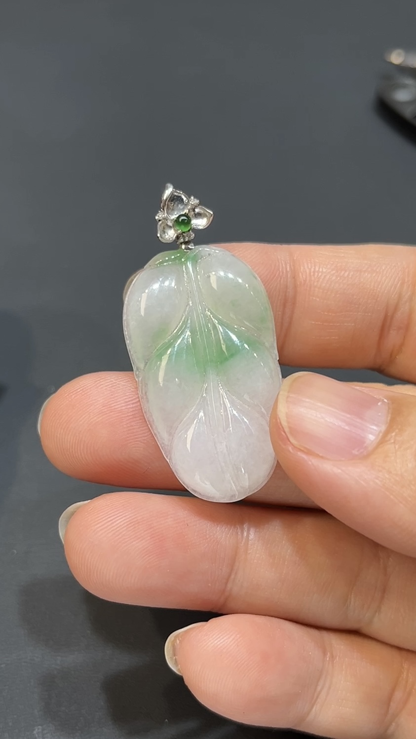 翡翠玉器精選 編號#411 青韻葉影 18K金扣白底青翡翠吊墜 4 翡翠玉器精選 編號#411 青韻葉影 18K金扣白底青翡翠吊墜 - Image 4