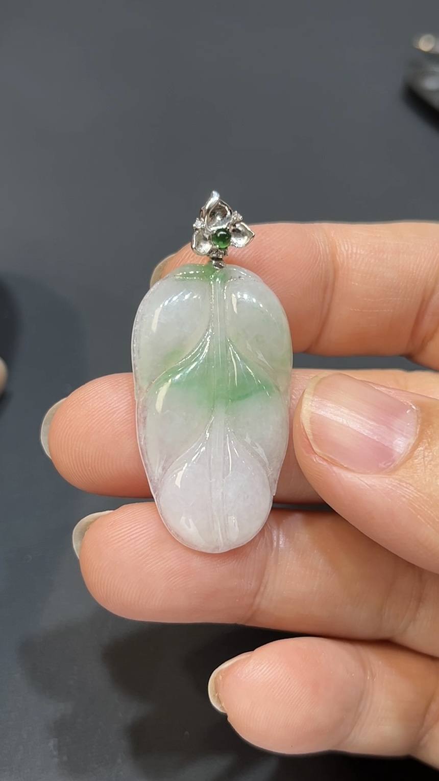 翡翠玉器精選 編號#411 青韻葉影 18K金扣白底青翡翠吊墜 2 翡翠玉器精選 編號#411 青韻葉影 18K金扣白底青翡翠吊墜 - Image 2