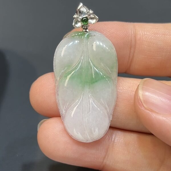 翡翠玉器精選 編號#411  青韻葉影 18K金扣白底青翡翠吊墜