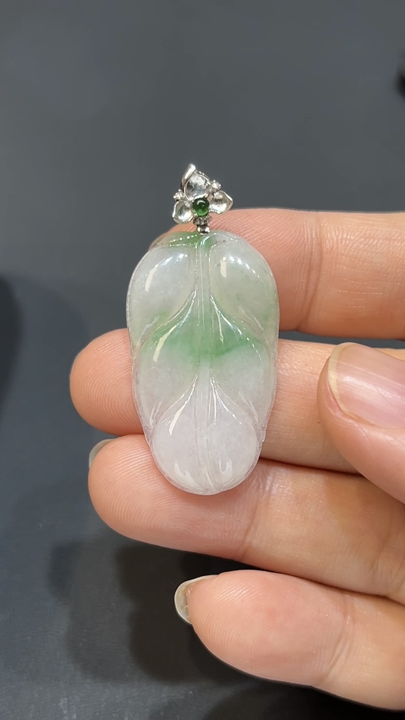 翡翠玉器精選 編號#411 青韻葉影 18K金扣白底青翡翠吊墜 1 翡翠玉器精選 編號#411 青韻葉影 18K金扣白底青翡翠吊墜