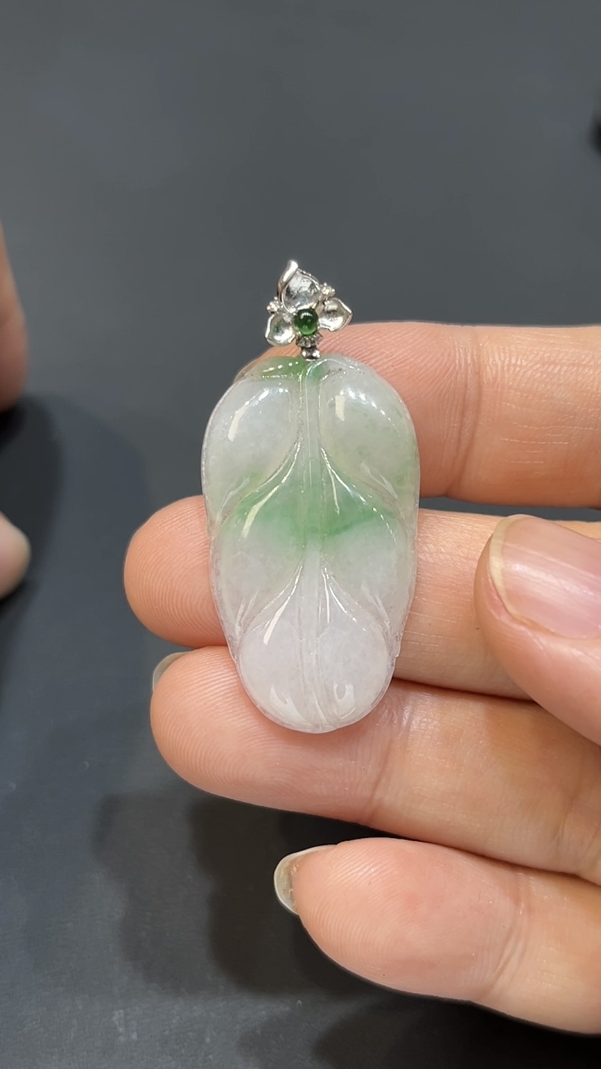 翡翠玉器精選 編號#411 青韻葉影 18K金扣白底青翡翠吊墜 6 翡翠玉器精選 編號#411 青韻葉影 18K金扣白底青翡翠吊墜 - Image 6