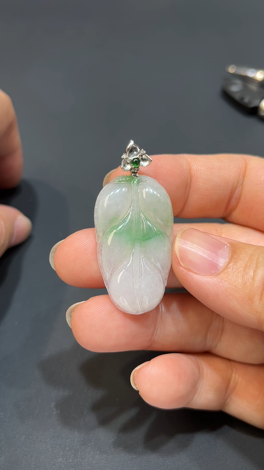 翡翠玉器精選 編號#411 青韻葉影 18K金扣白底青翡翠吊墜 5 翡翠玉器精選 編號#411 青韻葉影 18K金扣白底青翡翠吊墜 - Image 5