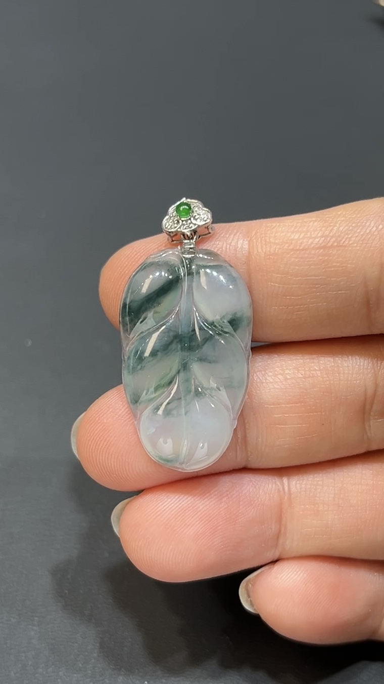 翡翠玉器精選 編號#412 藍韻翠葉18K金扣翡翠吊墜 1 翡翠玉器精選 編號#412 藍韻翠葉18K金扣翡翠吊墜