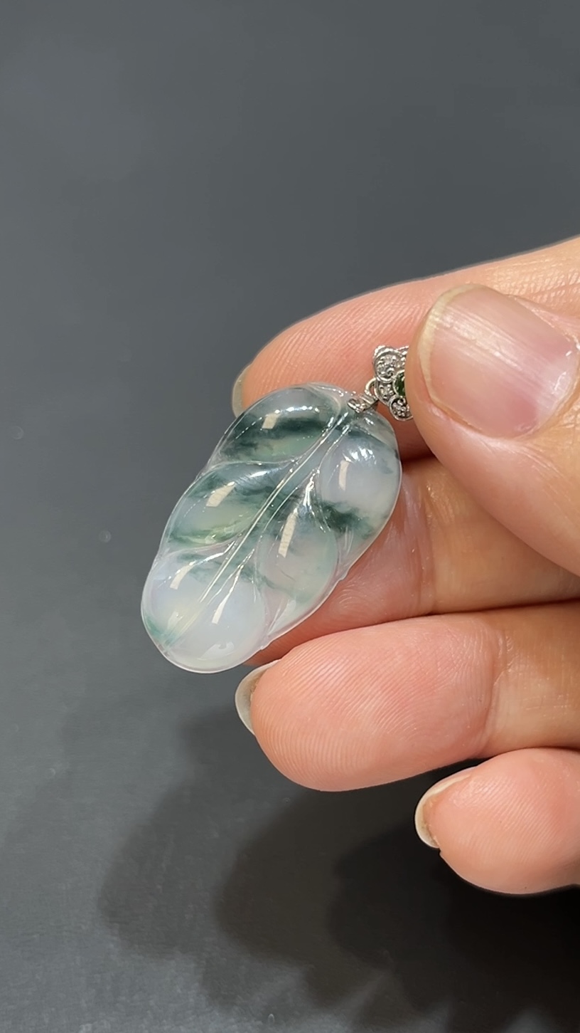 翡翠玉器精選 編號#412 藍韻翠葉18K金扣翡翠吊墜 2 翡翠玉器精選 編號#412 藍韻翠葉18K金扣翡翠吊墜 - Image 2