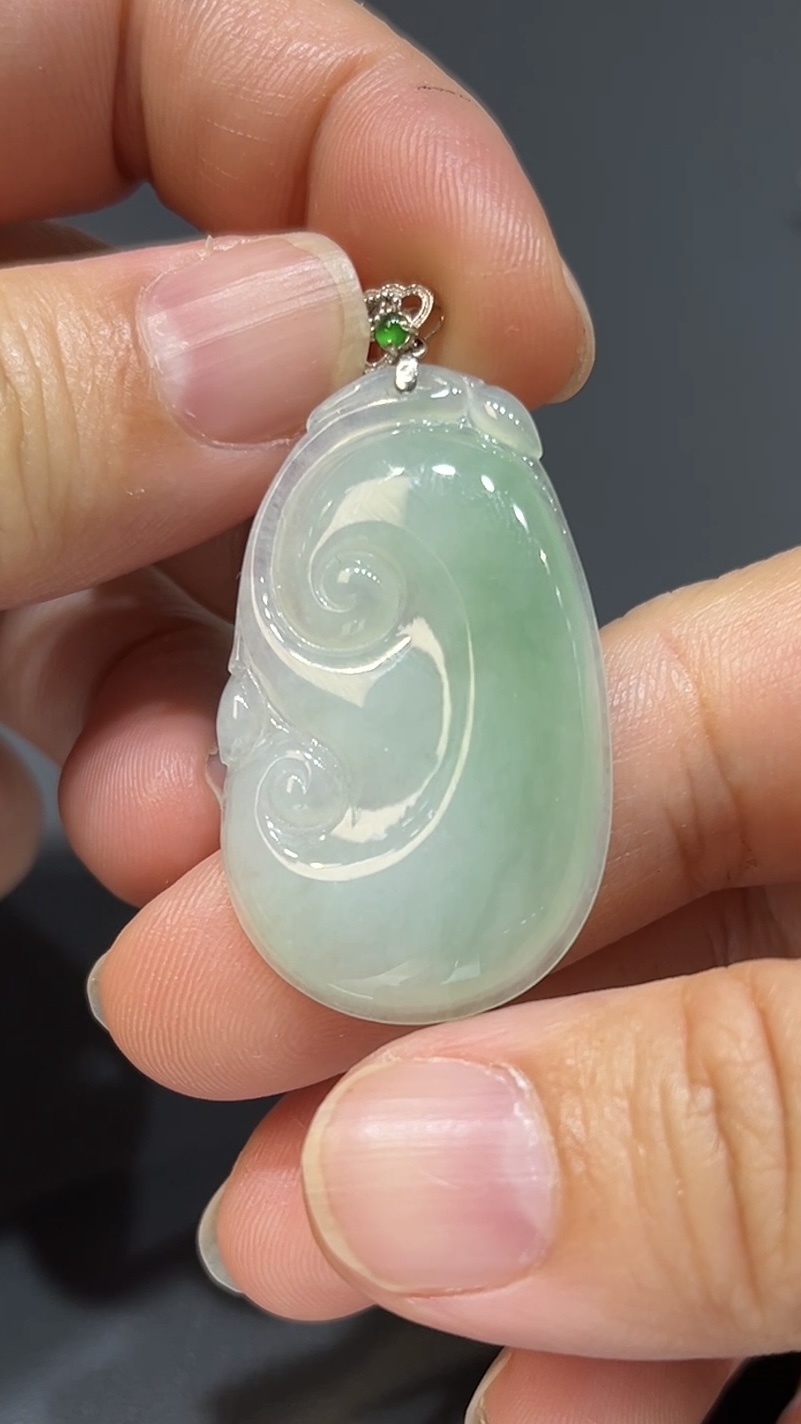 翡翠玉器精選 編號#413 翠意綿綿18K金扣翡翠如意吊墜 1 翡翠玉器精選 編號#413 翠意綿綿18K金扣翡翠如意吊墜