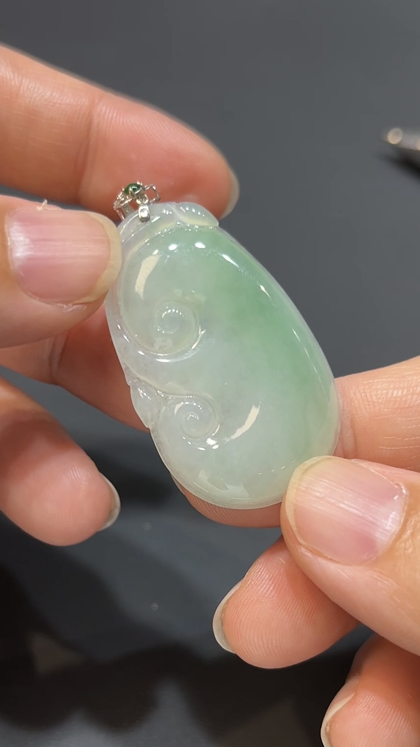 翡翠玉器精選 編號#413 翠意綿綿18K金扣翡翠如意吊墜 2 翡翠玉器精選 編號#413 翠意綿綿18K金扣翡翠如意吊墜 - Image 2