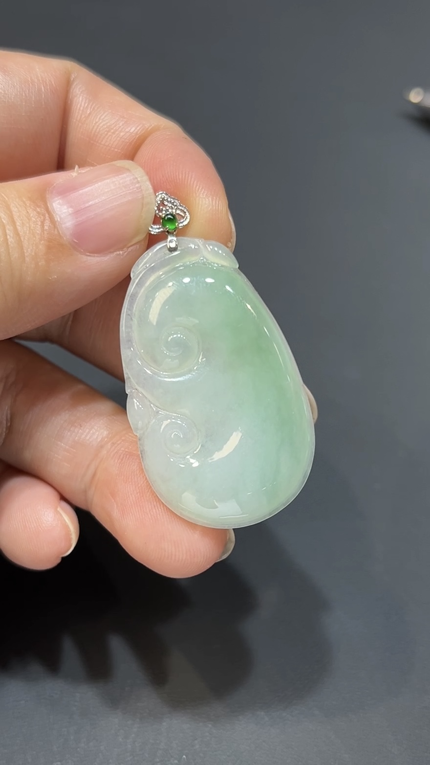 翡翠玉器精選 編號#413 翠意綿綿18K金扣翡翠如意吊墜 5 翡翠玉器精選 編號#413 翠意綿綿18K金扣翡翠如意吊墜 - Image 5