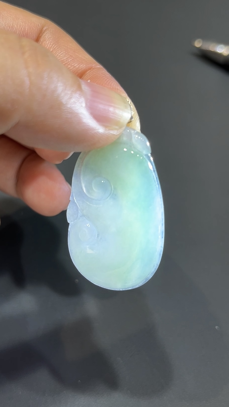 翡翠玉器精選 編號#413 翠意綿綿18K金扣翡翠如意吊墜 4 翡翠玉器精選 編號#413 翠意綿綿18K金扣翡翠如意吊墜 - Image 4