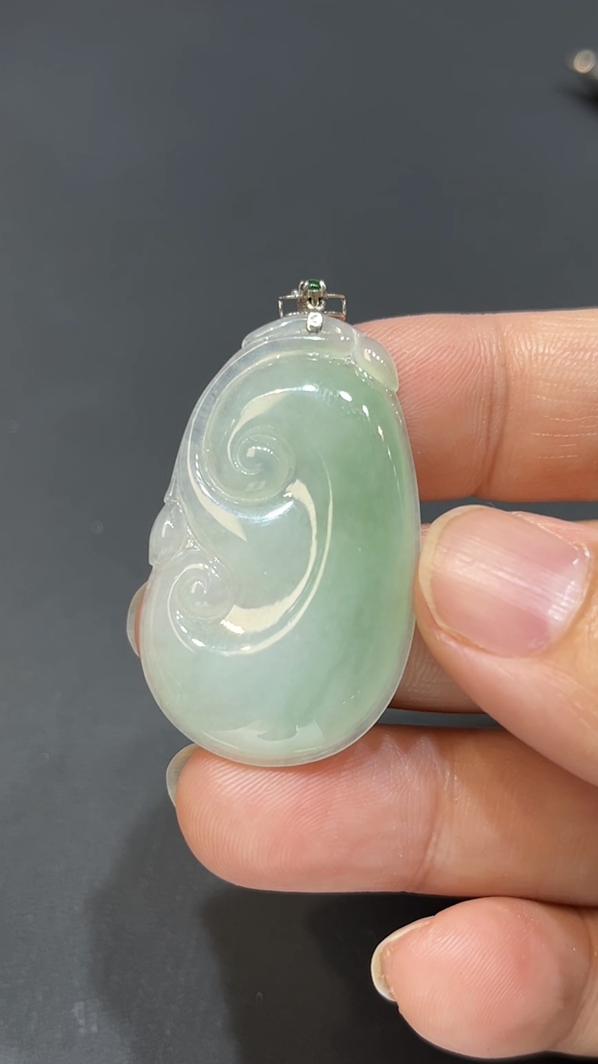 翡翠玉器精選 編號#413 翠意綿綿18K金扣翡翠如意吊墜 3 翡翠玉器精選 編號#413 翠意綿綿18K金扣翡翠如意吊墜 - Image 3