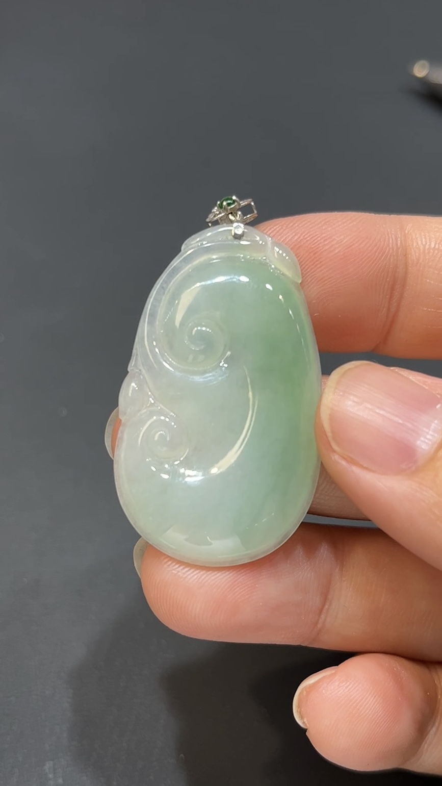 翡翠玉器精選 編號#413 翠意綿綿18K金扣翡翠如意吊墜 6 翡翠玉器精選 編號#413 翠意綿綿18K金扣翡翠如意吊墜 - Image 6