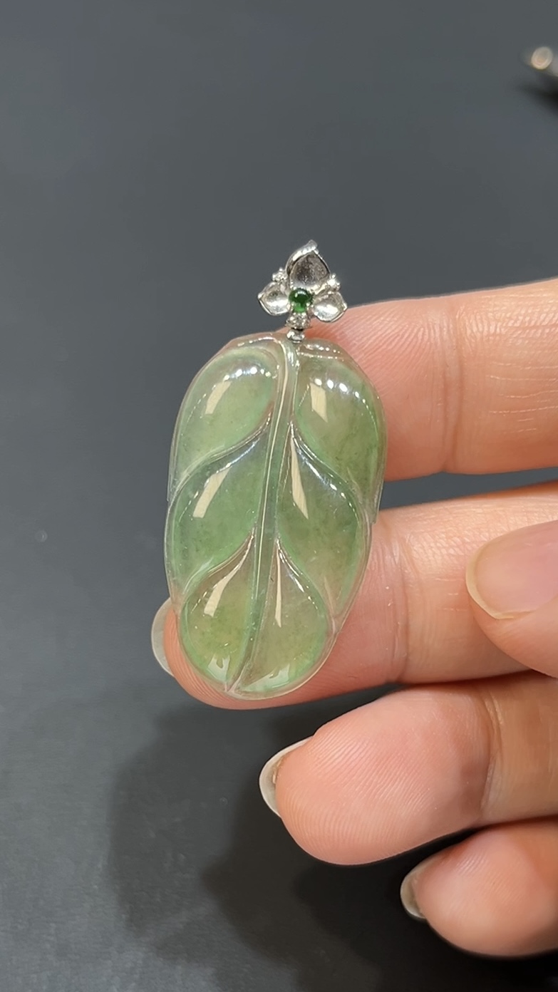 翡翠玉器精選 編號#414 老種翠葉 淺綠翡翠樹葉吊墜 3 翡翠玉器精選 編號#414 老種翠葉 淺綠翡翠樹葉吊墜 - Image 3