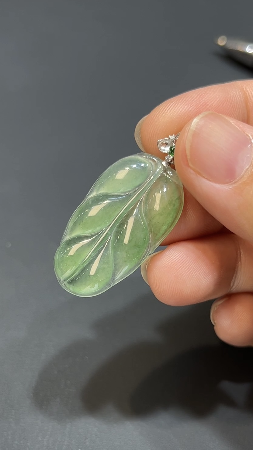 翡翠玉器精選 編號#414 老種翠葉 淺綠翡翠樹葉吊墜 2 翡翠玉器精選 編號#414 老種翠葉 淺綠翡翠樹葉吊墜 - Image 2