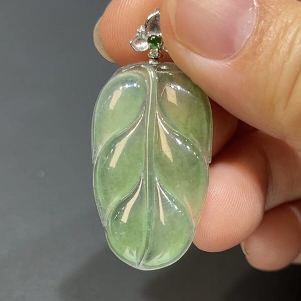 翡翠玉器精選 編號#414 老種翠葉 淺綠翡翠樹葉吊墜