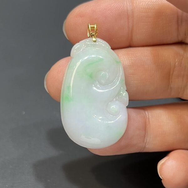 翡翠玉器精選 翠願成真—淺綠色翡翠如意吊墜 編號# 416