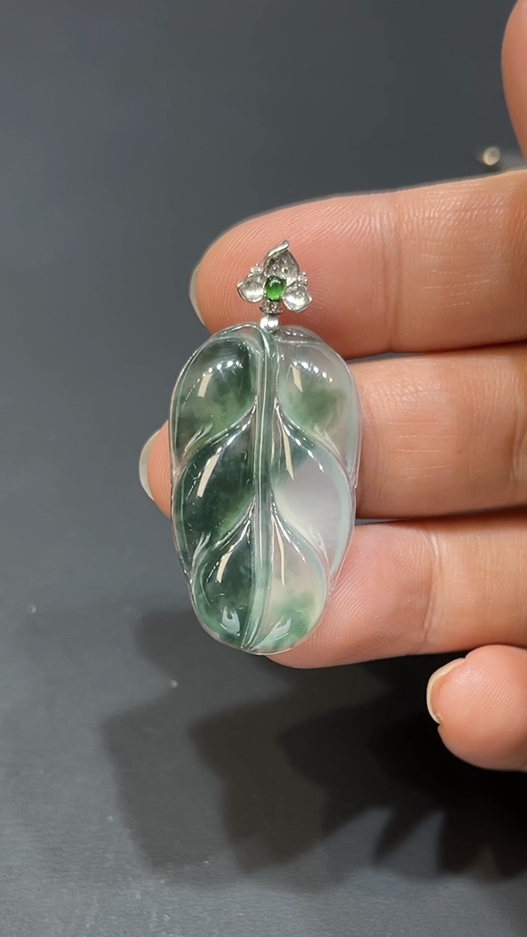 翡翠玉器精選 藍花翡翠葉影・18K金邂逅自然之美 編號# 417 1 翡翠玉器精選 藍花翡翠葉影・18K金邂逅自然之美 編號# 417