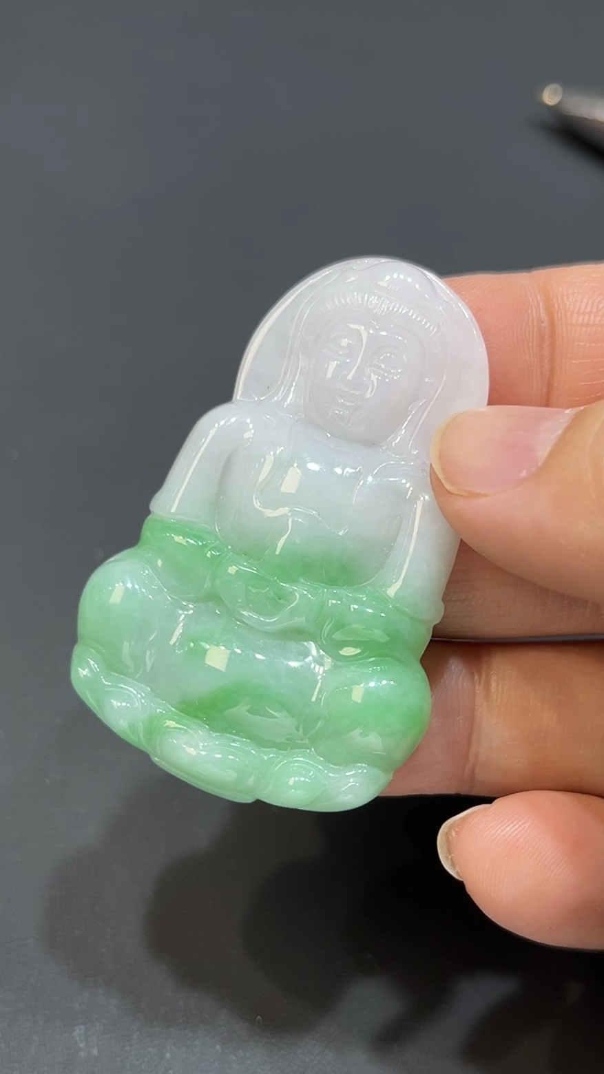 翡翠玉器精選 清靜慈悲・白底青翡翠觀音尊玉吊墜 編號# 419 8 翡翠玉器精選 清靜慈悲・白底青翡翠觀音尊玉吊墜 編號# 419 - Image 8