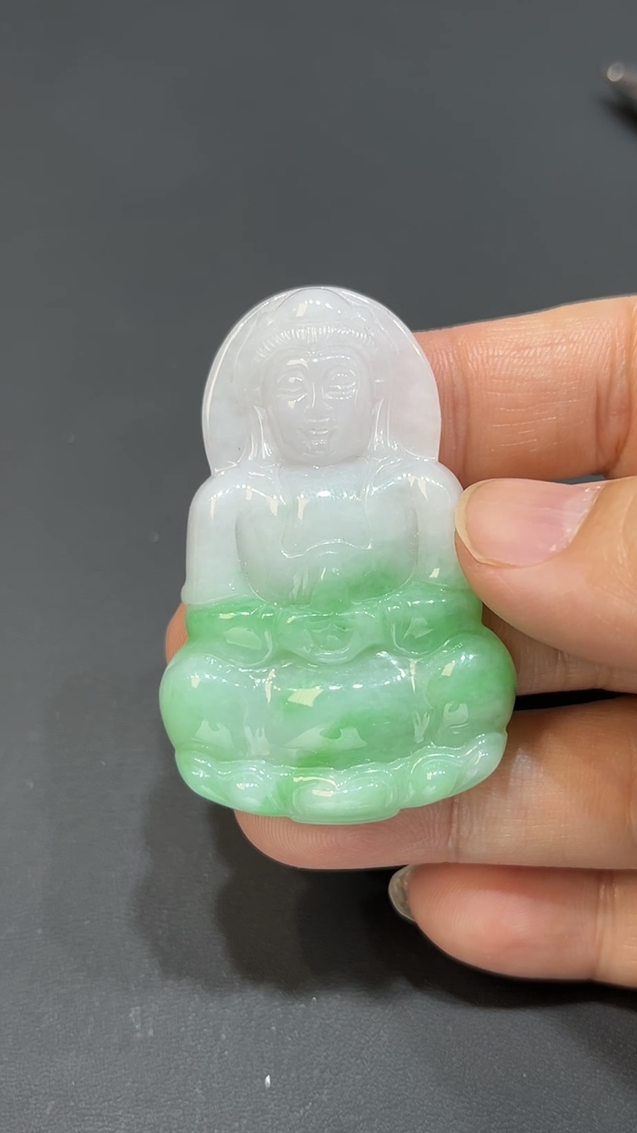 翡翠玉器精選 清靜慈悲・白底青翡翠觀音尊玉吊墜 編號# 419 4 翡翠玉器精選 清靜慈悲・白底青翡翠觀音尊玉吊墜 編號# 419 - Image 4