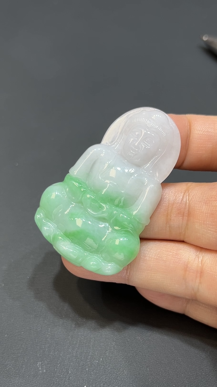 翡翠玉器精選 清靜慈悲・白底青翡翠觀音尊玉吊墜 編號# 419 2 翡翠玉器精選 清靜慈悲・白底青翡翠觀音尊玉吊墜 編號# 419 - Image 2