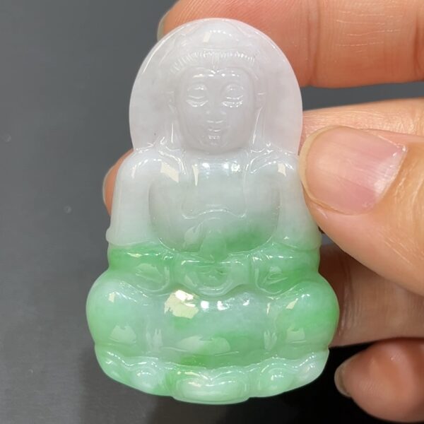 翡翠玉器精選 清靜慈悲・白底青翡翠觀音尊玉吊墜 編號# 419