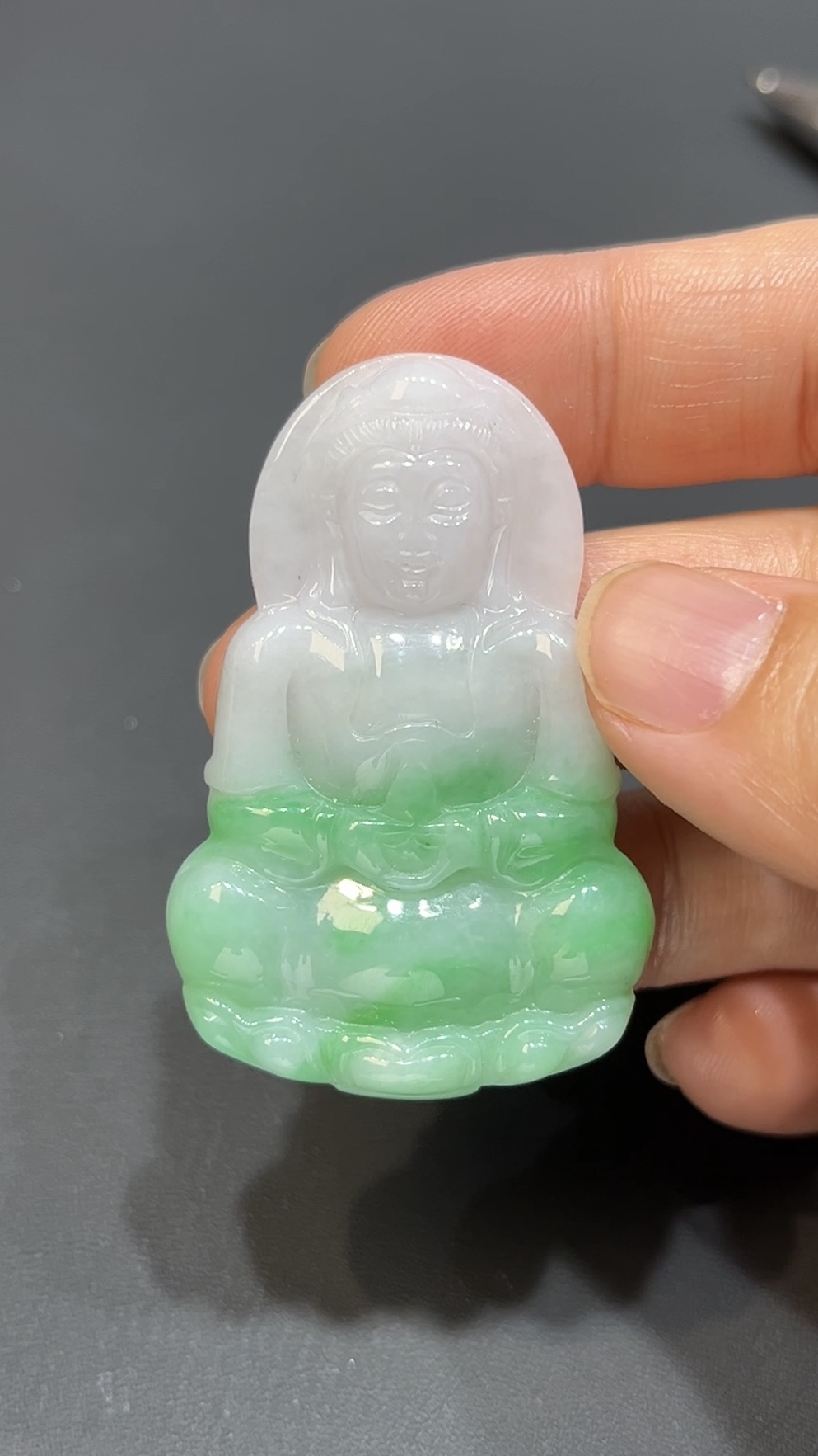 翡翠玉器精選 清靜慈悲・白底青翡翠觀音尊玉吊墜 編號# 419 1 翡翠玉器精選 清靜慈悲・白底青翡翠觀音尊玉吊墜 編號# 419