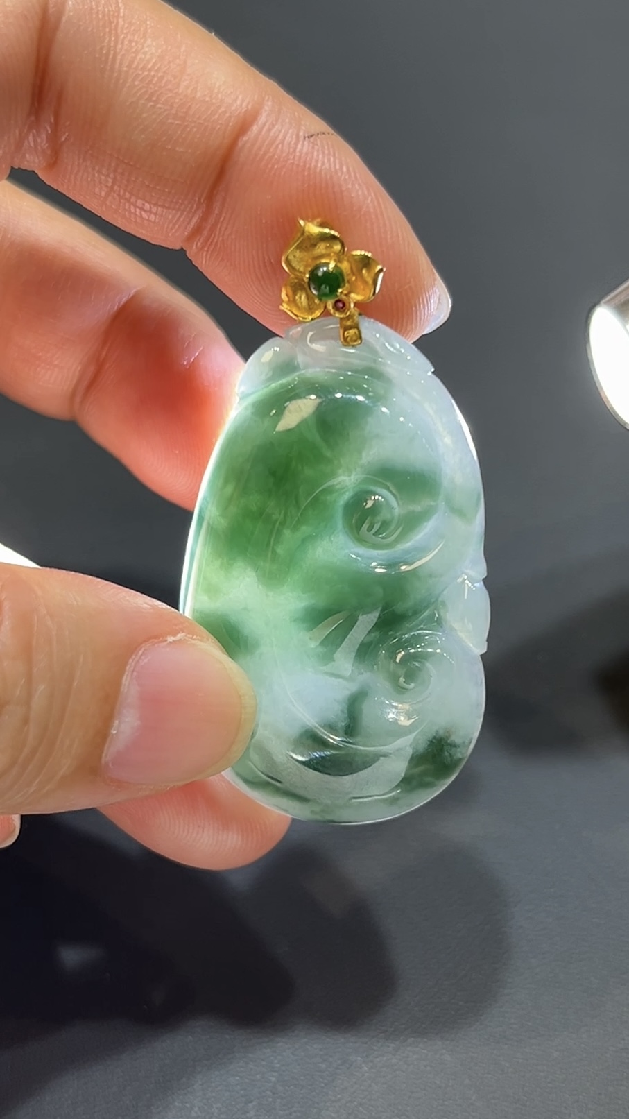 翡翠玉器精選 福韻綻放・藍花翡翠如意配18K金扣吊墜 編號# 423 5 翡翠玉器精選 福韻綻放・藍花翡翠如意配18K金扣吊墜 編號# 423 - Image 5