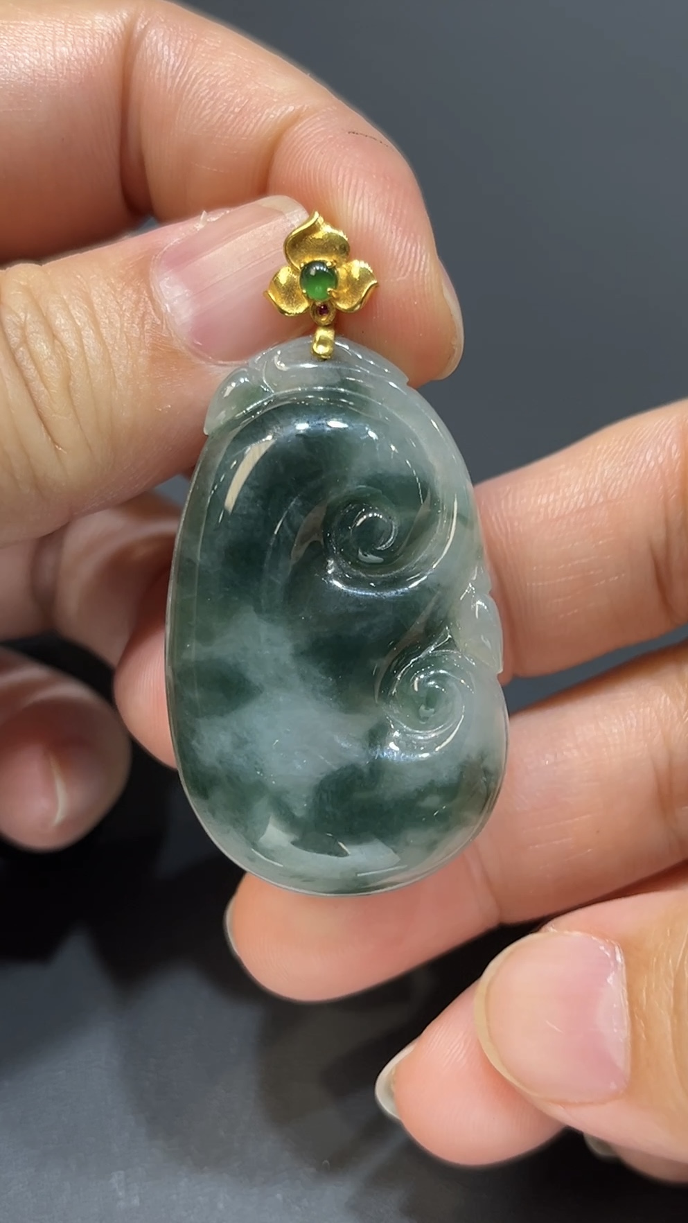 翡翠玉器精選 福韻綻放・藍花翡翠如意配18K金扣吊墜 編號# 423 2 翡翠玉器精選 福韻綻放・藍花翡翠如意配18K金扣吊墜 編號# 423 - Image 2