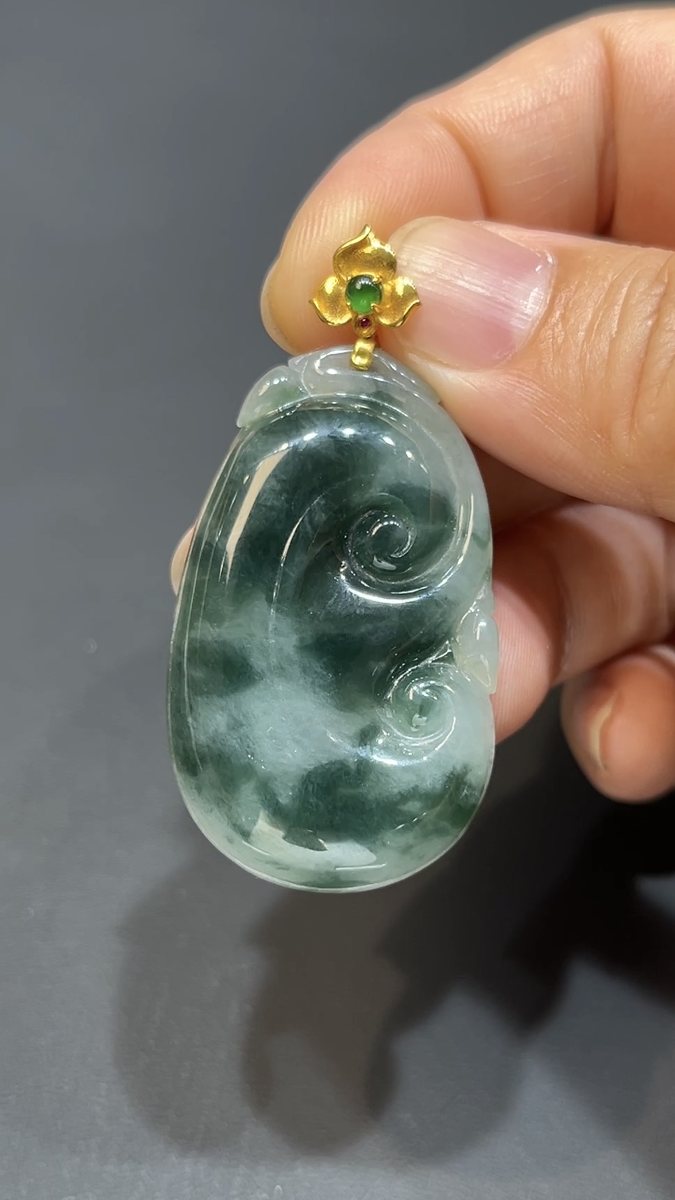 翡翠玉器精選 福韻綻放・藍花翡翠如意配18K金扣吊墜 編號# 423 3 翡翠玉器精選 福韻綻放・藍花翡翠如意配18K金扣吊墜 編號# 423 - Image 3