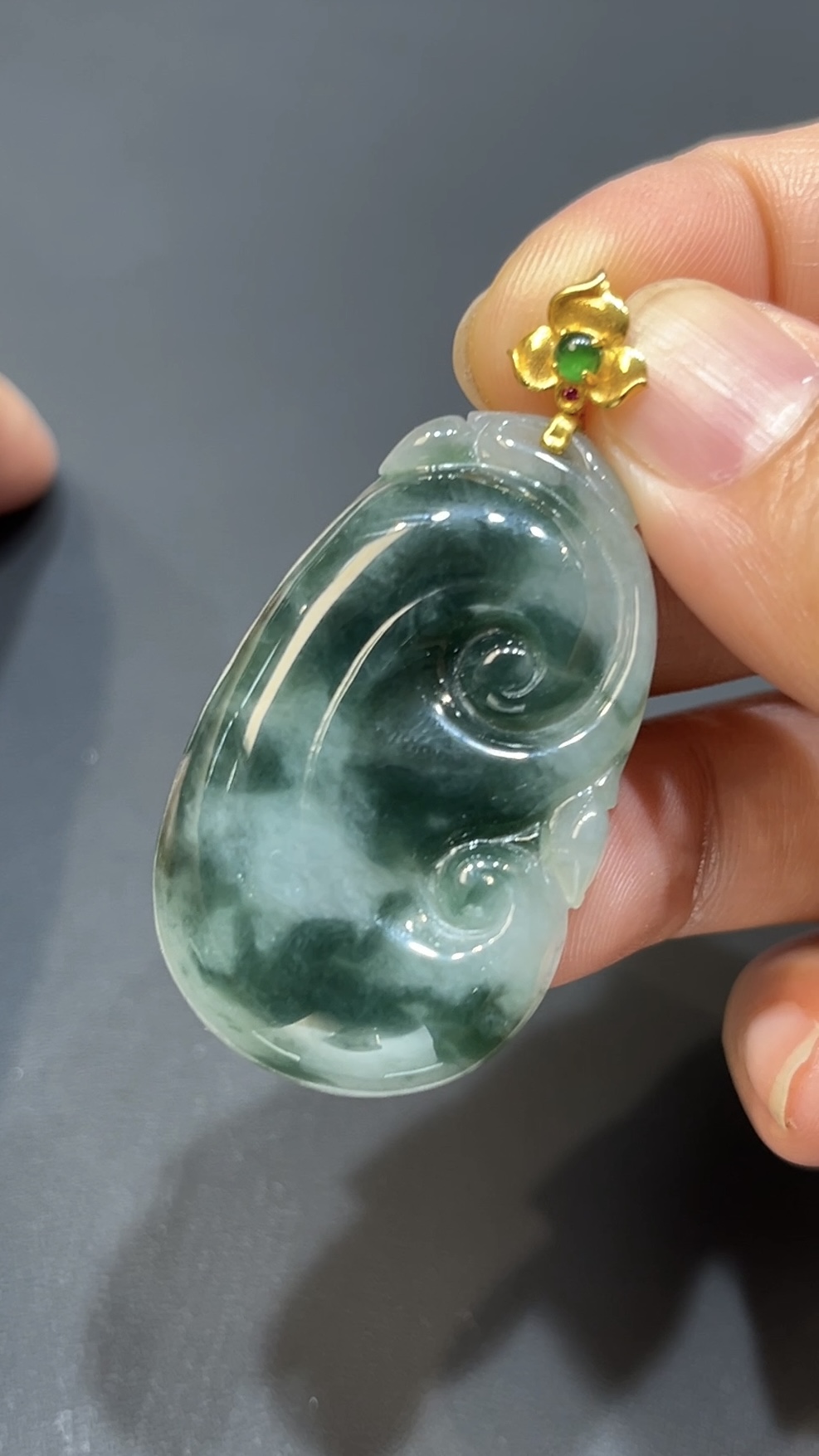 翡翠玉器精選 福韻綻放・藍花翡翠如意配18K金扣吊墜 編號# 423 4 翡翠玉器精選 福韻綻放・藍花翡翠如意配18K金扣吊墜 編號# 423 - Image 4