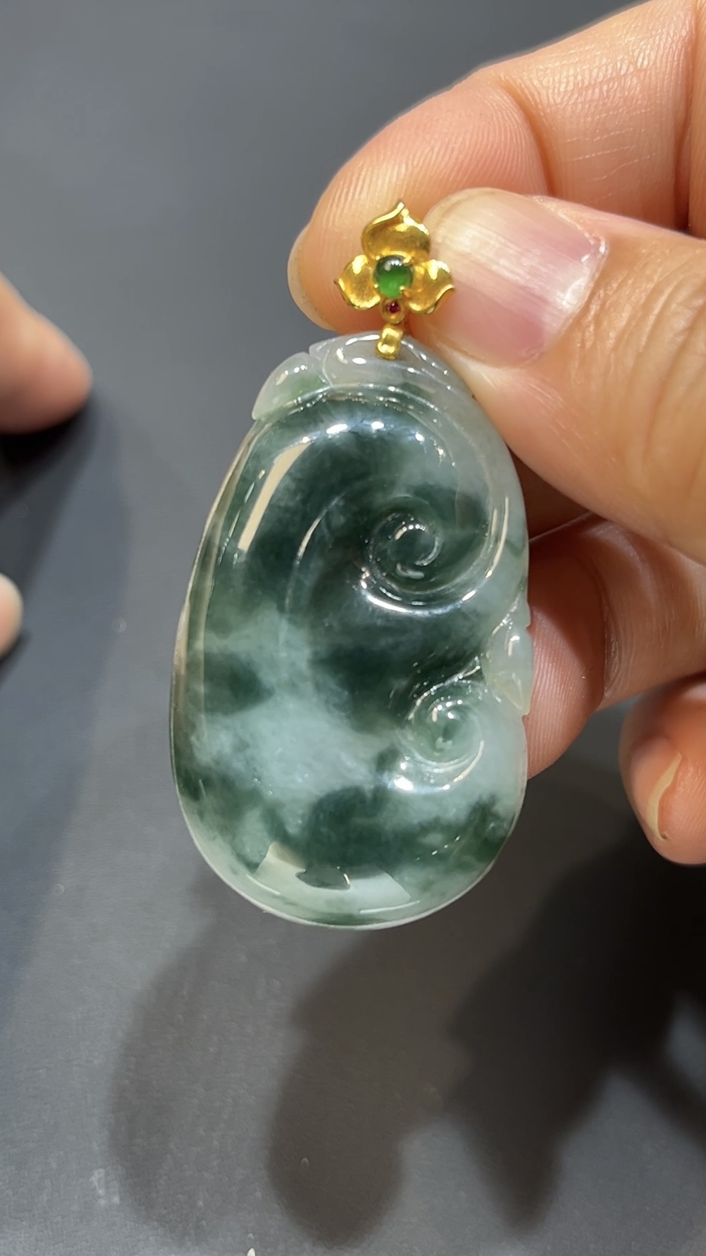 翡翠玉器精選 福韻綻放・藍花翡翠如意配18K金扣吊墜 編號# 423 1 翡翠玉器精選 福韻綻放・藍花翡翠如意配18K金扣吊墜 編號# 423