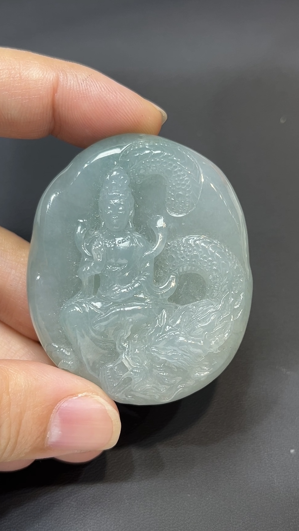 翡翠玉器精選 龍護慈光・乘龍觀音翡翠橢圓尊像 編號# 424 1 翡翠玉器精選 龍護慈光・乘龍觀音翡翠橢圓尊像 編號# 424