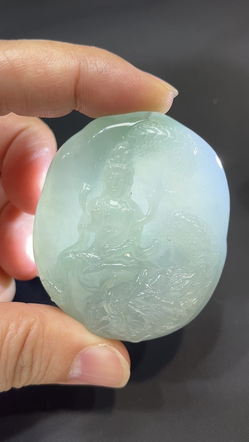 翡翠玉器精選 龍護慈光・乘龍觀音翡翠橢圓尊像 編號# 424 4 翡翠玉器精選 龍護慈光・乘龍觀音翡翠橢圓尊像 編號# 424 - Image 4