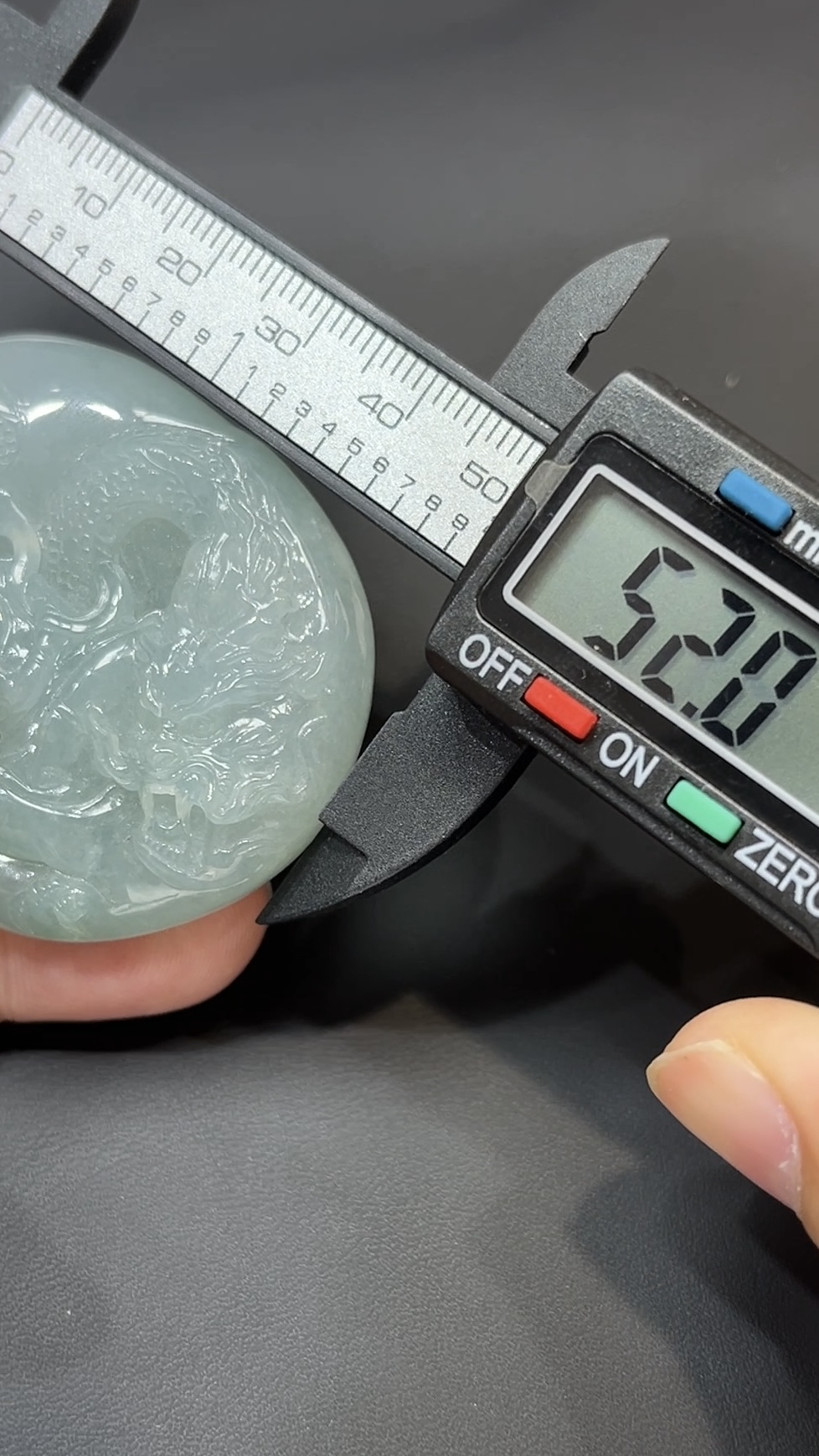 翡翠玉器精選 龍護慈光・乘龍觀音翡翠橢圓尊像 編號# 424 5 翡翠玉器精選 龍護慈光・乘龍觀音翡翠橢圓尊像 編號# 424 - Image 5