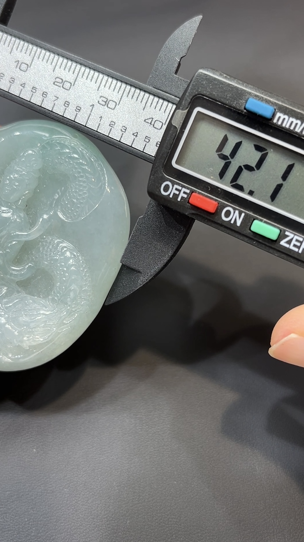 翡翠玉器精選 龍護慈光・乘龍觀音翡翠橢圓尊像 編號# 424 6 翡翠玉器精選 龍護慈光・乘龍觀音翡翠橢圓尊像 編號# 424 - Image 6