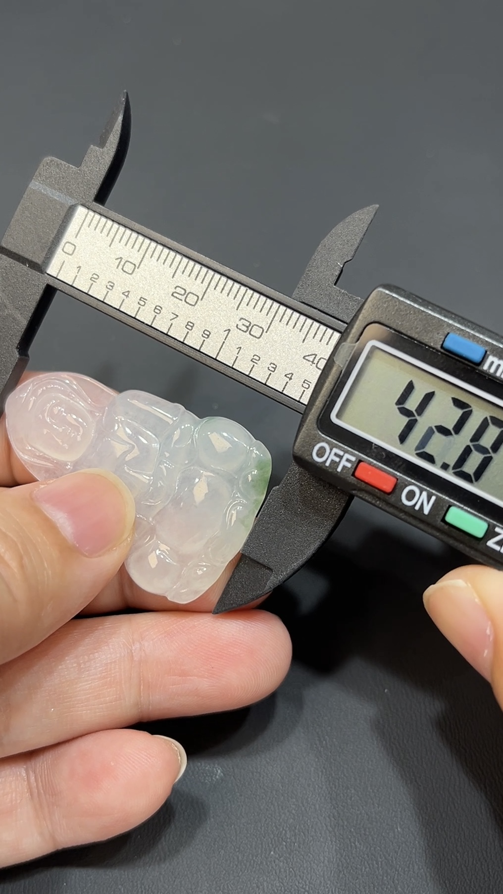 翡翠玉器精選 法相莊嚴・翡翠正裝觀音永恆款玉吊墜 編號# 431 5 翡翠玉器精選 法相莊嚴・翡翠正裝觀音永恆款玉吊墜 編號# 431 - Image 5