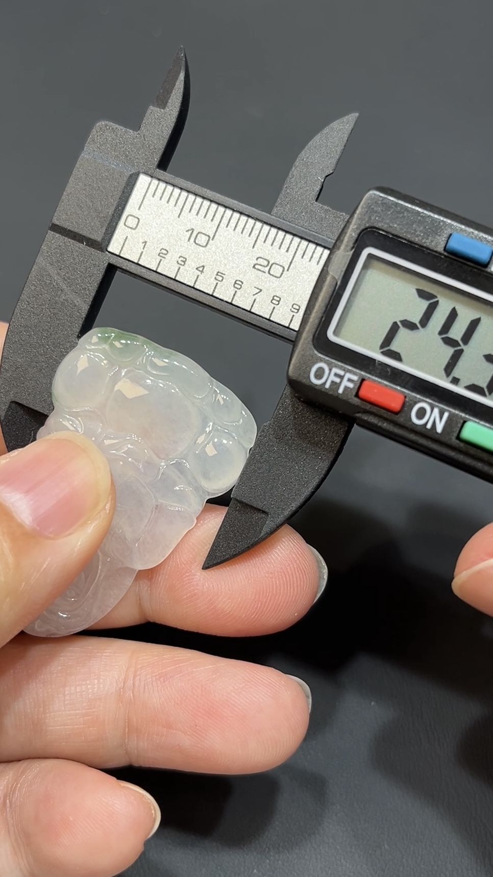 翡翠玉器精選 法相莊嚴・翡翠正裝觀音永恆款玉吊墜 編號# 431 6 翡翠玉器精選 法相莊嚴・翡翠正裝觀音永恆款玉吊墜 編號# 431 - Image 6