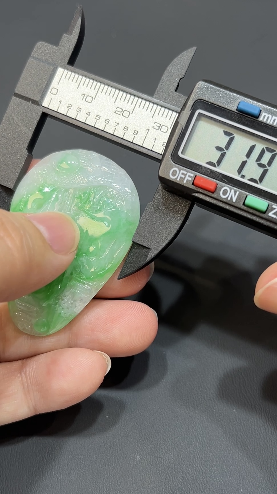 翡翠玉器精選 靜境山水・白底青雙面翡翠山水牌玉吊墜 編號# 432 4 翡翠玉器精選 靜境山水・白底青雙面翡翠山水牌玉吊墜 編號# 432 - Image 4