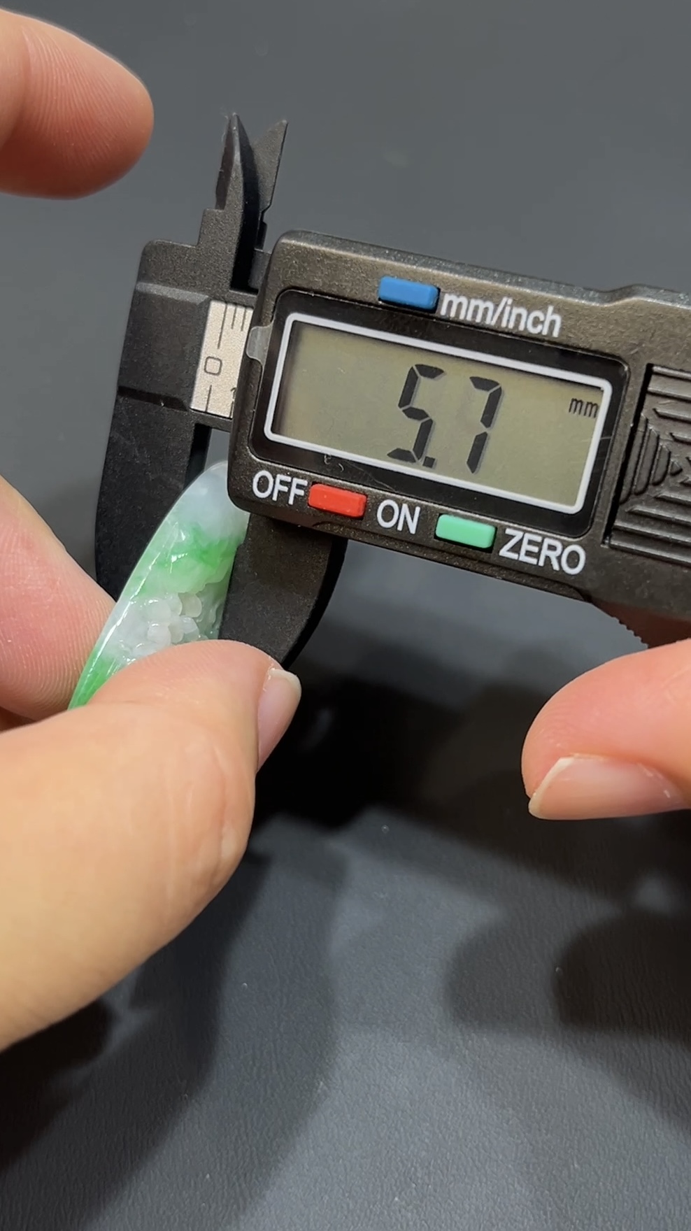 翡翠玉器精選 靜境山水・白底青雙面翡翠山水牌玉吊墜 編號# 432 5 翡翠玉器精選 靜境山水・白底青雙面翡翠山水牌玉吊墜 編號# 432 - Image 5