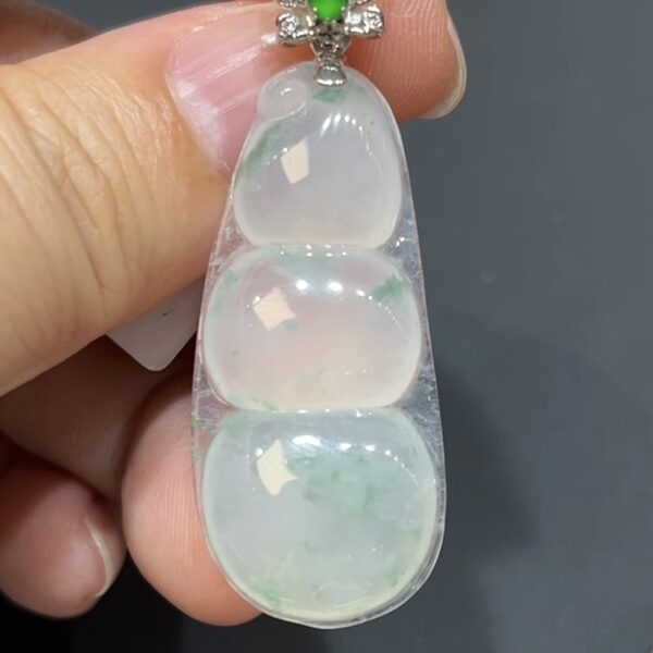 翡翠玉器精選 福運盈盈・飽滿翡翠福豆配18K高檔金扣 玉吊墜 編號# 433