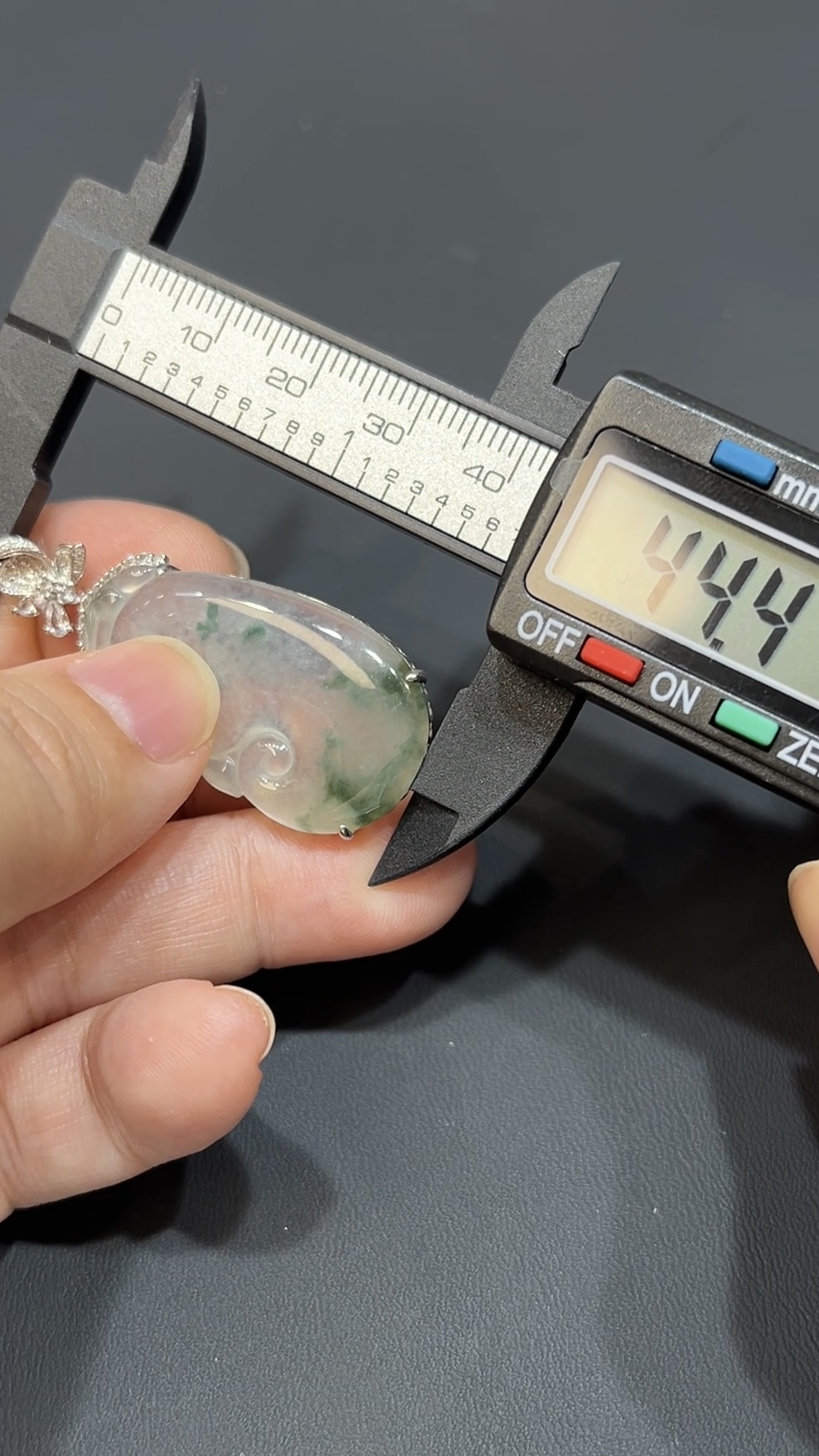 翡翠玉器精選 吉祥鎏金・翡翠如意配18K包鑲嵌玉吊墜 編號# 434 5 翡翠玉器精選 吉祥鎏金・翡翠如意配18K包鑲嵌玉吊墜 編號# 434 - Image 5