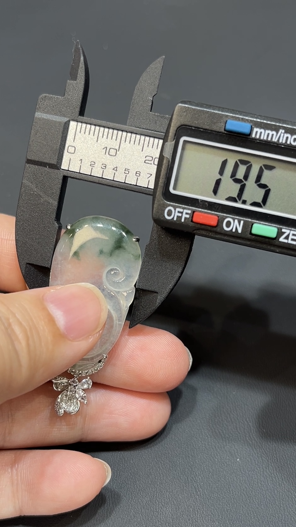 翡翠玉器精選 吉祥鎏金・翡翠如意配18K包鑲嵌玉吊墜 編號# 434 4 翡翠玉器精選 吉祥鎏金・翡翠如意配18K包鑲嵌玉吊墜 編號# 434 - Image 4