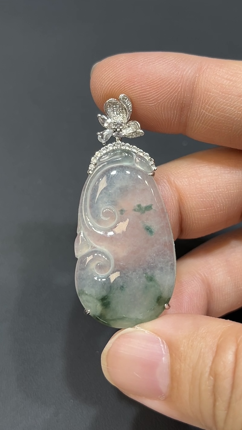 翡翠玉器精選 吉祥鎏金・翡翠如意配18K包鑲嵌玉吊墜 編號# 434 1 翡翠玉器精選 吉祥鎏金・翡翠如意配18K包鑲嵌玉吊墜 編號# 434